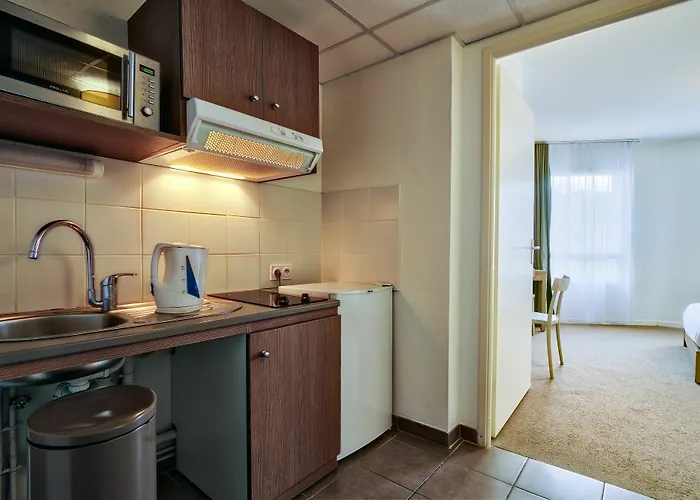 Zenitude Hotel-residences Centre 4* 纳博讷